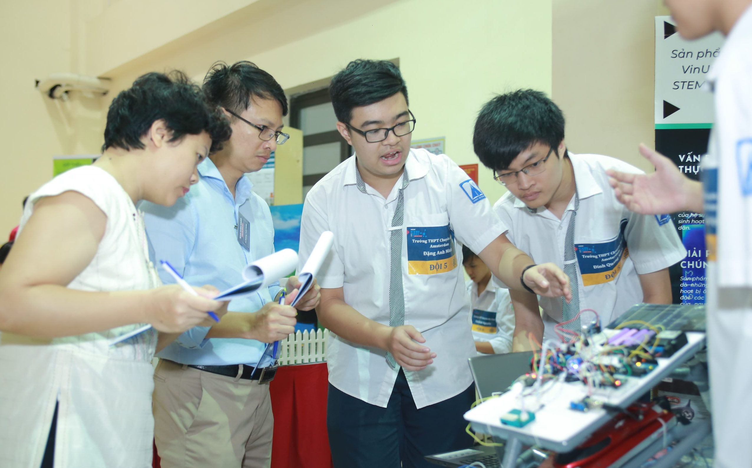 Robotics course for high school students by STEAM for Vietnam and VinUniversity